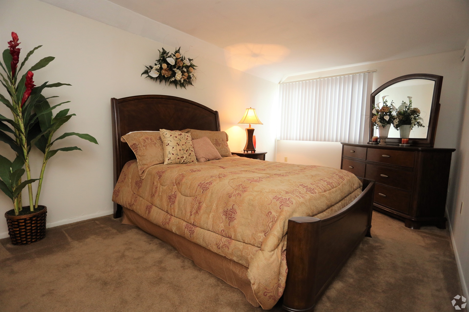 Shoregate Towers spare bedroom in Willowick, Ohio